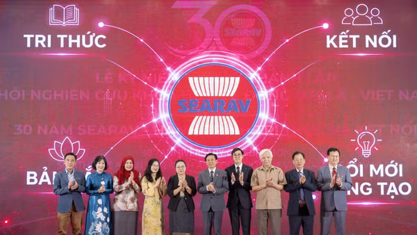 Lãnh đạo SEARAV, đại diện cơ quan quản lý nhà nước, Đại sứ quán, tổ chức quốc tế và các đối tác khởi động hành trình 30 năm SEARAV và kích hoạt chiến lược tiếp theo. (Ảnh: Ban tổ chức)