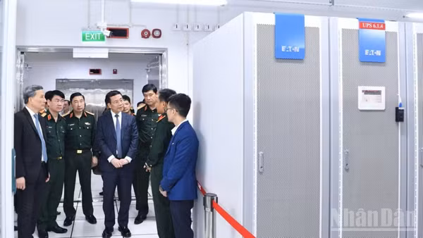 Các đại biểu thăm Trung tâm dữ liệu của Viettel tại Khu công nghệ cao Láng - Hòa Lạc. (Ảnh: Báo Nhân Dân).