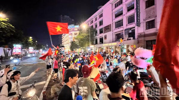 Người hâm mộ Thành phố Hồ Chí Minh hân hoan xuống đường vẫy cờ chúc mừng chiến thắng của đội tuyển bóng đá nam Việt Nam. (Ảnh: Thế Anh)