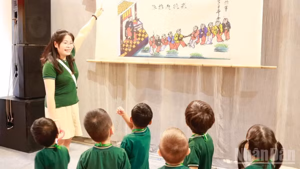 Trẻ em khám phá nét đẹp văn hóa truyền thống trong mùa Trung thu tại Phố cổ Hà Nội. (Ảnh: GIANG NAM)