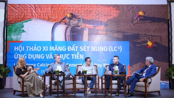 Các chuyên gia trong phiên thảo luận bàn tròn “Lựa chọn công nghệ cho LC3 tại Việt Nam”. (Ảnh: Ban tổ chức)