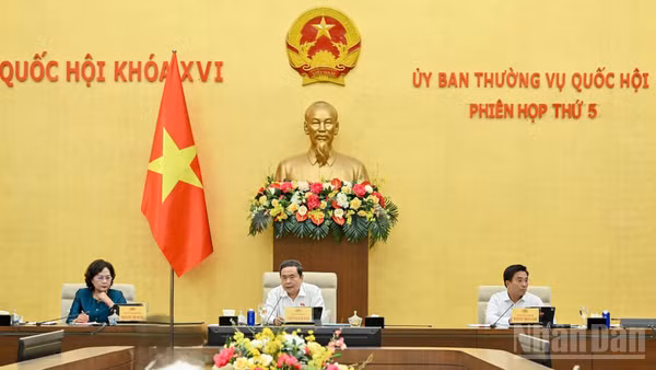 Chủ trì phiên họp thứ 5 Ủy ban Thường vụ Quốc hội khóa XVI. (Ảnh: Thủy Nguyên)