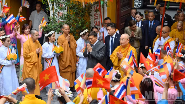 Nhà vua Thái Lan Maha Vajiralongkorn Phra Vajiraklaochaoyuhua cùng Hoàng hậu Suthida Bajrasudhabimalalakshana thăm và dự Lễ cầu an tại chùa Quán Sứ.