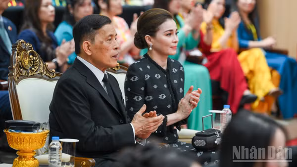 Nhà vua Vương quốc Thái Lan Maha Vajiralongkorn Phra Vajiraklaochaoyuhua và Hoàng hậu Suthida Bajrasudhabimalalakshana tại Trường đại học Hà Nội.