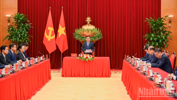 Thường trực Ban Bí thư Trần Cẩm Tú phát biểu tại buổi tiếp Đoàn cán bộ cấp cao Đảng Nhân dân Cách mạng Lào.