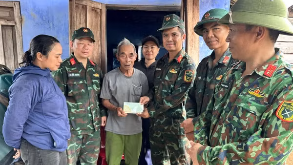 Ban Chỉ huy Đội K51 trao tặng số tiền 10 triệu đồng cho cụ Sô Hỗn.