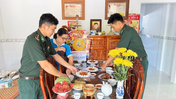 Cán bộ, chiến sĩ Đồn Biên phòng Xuân Đài chuẩn bị "Bữa cơm tri ân" tại gia đình Mẹ Việt Nam Anh hùng Trần Thị An.
