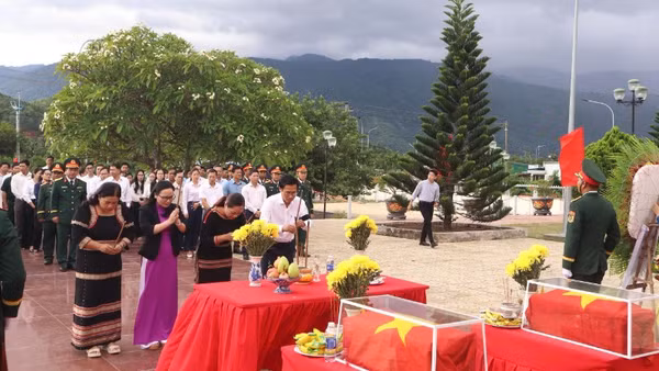 Các đồng chí lãnh đạo Đảng ủy, Hội đồng nhân dân, Ủy ban nhân dân, Ủy ban Mặt trận Tổ quốc Việt Nam xã Krông Bông dâng hương tưởng niệm các Anh hùng liệt sĩ.
