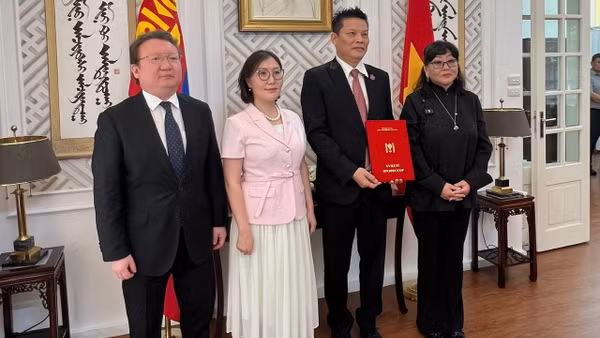 Đại sứ Mông Cổ Ganbaatar Hulan và đại diện Trường đại học Văn hóa nghệ thuật Mông Cổ trao tặng danh hiệu "Giáo sư danh dự" đến đạo diễn Lê Quý Dương. (Ảnh: MINH GIANG)