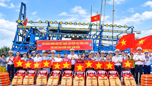 Cán bộ, chiến sĩ Vùng 2 Hải quân triển khai công tác hỗ trợ ngư dân ra khơi, bám biển (Ảnh: Lữ đoàn 125 Hải quân cung cấp)