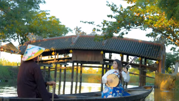 Một cảnh trong MV "Thuyền chèo lơ lửng bên bờ cố kinh" của Mai Chung. (Ảnh: HAA)