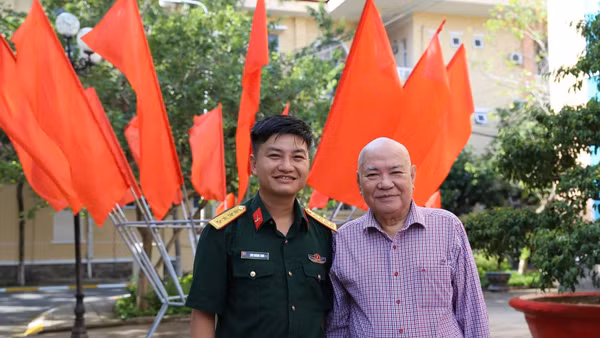 Cây bút trẻ Chu Hoàng Sinh và nhà văn Châu La Việt, hai thế hệ viết văn trưởng thành từ quân đội tại Trại sáng tác văn học "Lực lượng vũ trang- Chiến tranh cách mạng". (Ảnh: CLV)