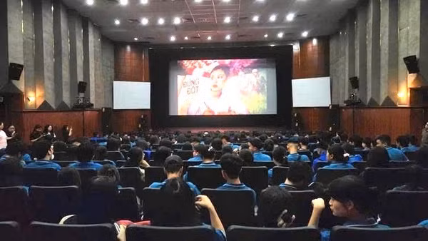 Rất đông học sinh Trường trung học phổ thông Phan Chu Trinh đã đến dự xem phim "Đừng đốt" về Anh hùng liệt sĩ Đặng Thùy Trâm, mở đầu chương trình đưa điện ảnh vào hệ thống học đường. (Ảnh: Viện phim Việt Nam)