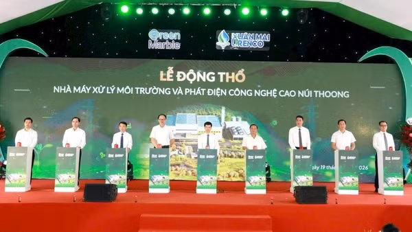 Các đại biểu thực hiện nghi lễ động thổ Nhà máy xử lý môi trường và phát điện công nghệ cao Núi Thoong. 
