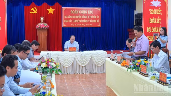 Quang cảnh buổi làm việc của Bí thư Tỉnh ủy Cà Mau cùng đoàn công tác của Tỉnh ủy tại xã Hưng Mỹ, chiều 25/11.