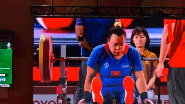 Nữ lực sĩ Đặng Thị Linh Phượng ở hạng cân 50kg. (Ảnh: HOÀI THU)