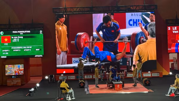 Đội tuyển Cử tạ người khuyết tật Việt Nam góp mặt với ba lực sĩ Lê Văn Công, Nguyễn Bình An và Châu Hoàng Tuyết Loan.(Ảnh: HOÀI THU)