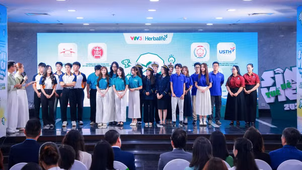 Với chủ đề “Quê mình có việc - Gen Z Việt có cách”, chương trình hướng các đội thi tới những vấn đề cụ thể như phát triển làng nghề, phát huy giá trị văn hóa, tìm đầu ra cho nông sản, bảo vệ môi trường và cải thiện sinh kế. (Ảnh: TÙNG ĐINH)