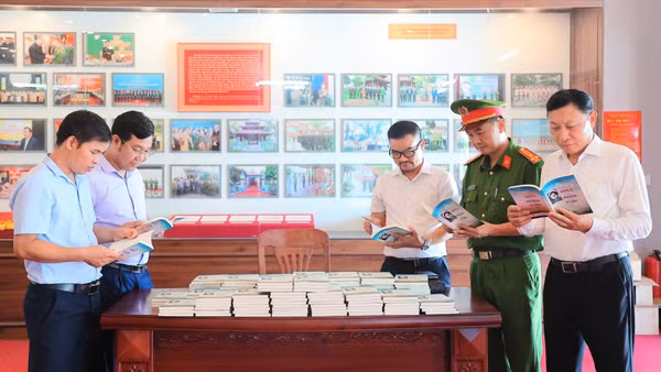 Công ty cổ phần Văn hóa đọc và học Việt Nam trao tặng 500 cuốn sách "Người chiến sĩ sống anh dũng, chết vẻ vang” về Anh hùng liệt sĩ Công an nhân dân Bùi Thị Cúc tới đại diện Ủy ban nhân dân tỉnh Hưng Yên. 