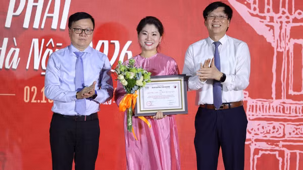Đồng chí Lê Quốc Minh, Ủy viên Trung ương Đảng, Tổng Biên tập Báo Nhân Dân, Phó Trưởng Ban Tuyên giáo Trung ương, Chủ tịch Hội Nhà báo Việt Nam cùng Đại tá, nhà báo Hồ Quang Lợi, Phó Chủ tịch Hội Truyền thông số Việt Nam trao Giải Việc làm-Vì tình yêu Hà Nội. (Ảnh: BTC)