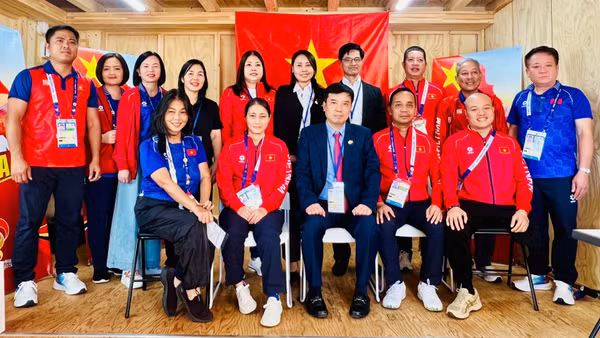 Tổng Lãnh sự Việt Nam tại Osaka Nguyễn Trường Sơn và đại diện Cộng đồng người Việt Nam tại Nhật Bản đã đến thăm, tặng quà, động viên Đoàn Thể thao người khuyết tật Việt Nam đang tham dự Asian Para Games 5. (Ảnh: ĐỨC TUYÊN)