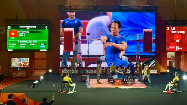 Lê Văn Công một lần nữa chứng minh bản lĩnh của lực sĩ hàng đầu thể thao người khuyết tật Việt Nam. (Ảnh: HOÀI THU)