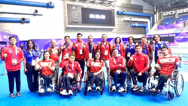 Phó Cục trưởng Thể dục thể thao Việt Nam, Trưởng đoàn Thể thao người khuyết tật Việt Nam Nguyễn Trọng Hổ đến thăm, động viên đội tuyển bơi. (Ảnh: BTC)