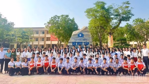 Lễ ra quân tham dự Kỳ thi học sinh giỏi lớp 12 của Trường trung học phổ thông Hà Huy Tập. (Ảnh: Đ.P)