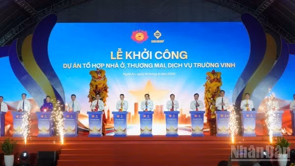Các đại biểu thực hiện nghi thức khởi công dự án. ( Ảnh: Đ.P)