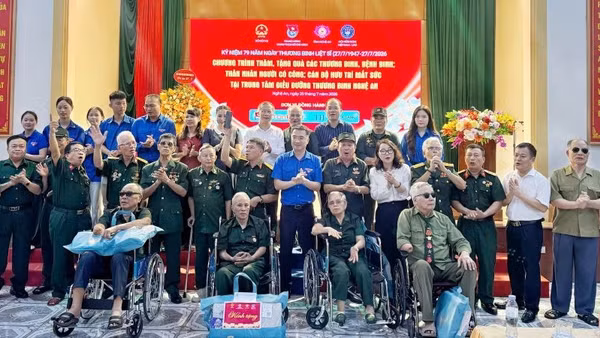 Đồng chí Nguyễn Tường Lâm và đại diện lãnh đạo tỉnh Nghệ An giao lưu với các thương binh, bệnh binh đang được chăm sóc tại Trung tâm Điều dưỡng thương binh Nghệ An.