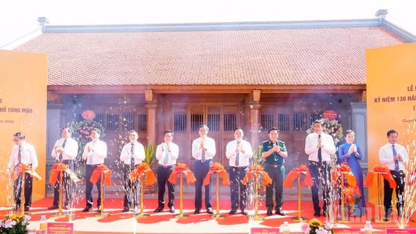 Các đồng chí lãnh đạo, nguyên lãnh đạo Đảng, Nhà nước, Quân khu 4, tỉnh Nghệ An cắt băng khánh thành Dự án tu bổ, tôn tạo Di tích nhà thờ và mộ đồng chí Hồ Tùng Mậu.