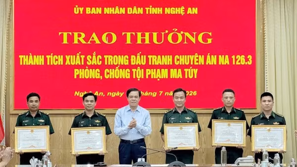 Chủ tịch Ủy ban nhân dân tỉnh Nghệ An trao thưởng cho các cá nhân có thành tích xuất sắc trong đấu tranh chuyên án NA 126.3.