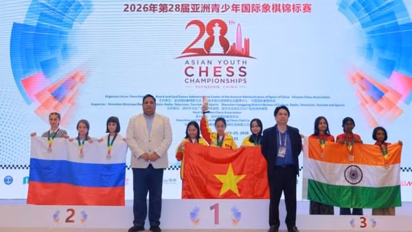 Phương Anh (ở giữa nâng cúp) tỏa sáng với Giải vô địch cờ vua trẻ châu Á năm 2026 diễn ra tại Thâm Quyến (Trung Quốc). (Ảnh: Nguyễn Hạnh)