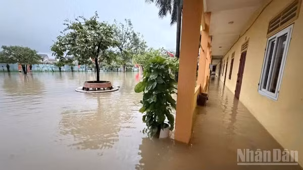 Phía trong phân hiệu Trường tiểu học Hoàng Mai 1, nước đã ngập đến các hành lang. (Ảnh: Cơ sở cung cấp)