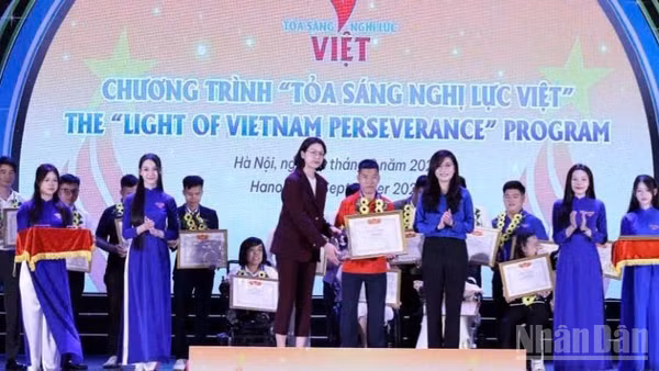 Hoàng Kim Vị là một trong 26 thanh niên tiêu biểu được Trung ương Hội Liên hiệp Thanh niên Việt Nam trao tặng Giải thưởng “Tỏa sáng nghị lực Việt”. ( Ảnh: N.H)