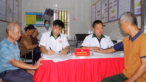 Người dân ở khu vực biên giới Việt Nam-Lào được khám sức khỏe. 