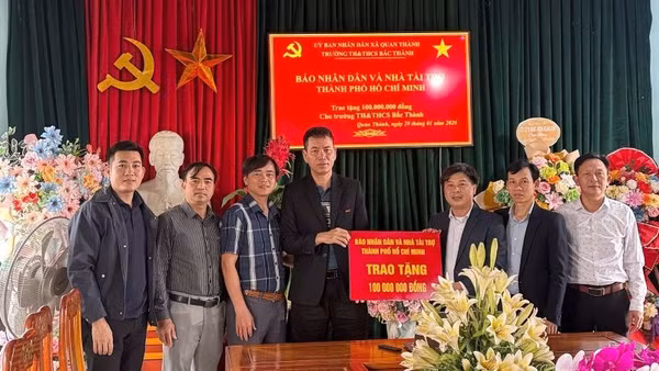 Đại diện Báo Nhân Dân tại Nghệ An trao tặng 100 triệu đồng cho Trường tiểu học và trung học cơ sở Bắc Thành.