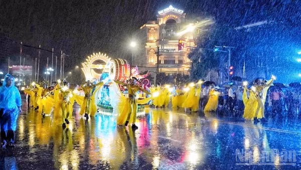 Mặc dù mưa lớn, tuy nhiên các nghệ sĩ, người dân đều cháy hết mình đêm diễu hành Carnival Nghệ An 2026. (Ảnh: Đ.P)