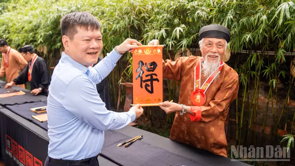 Khách du lịch phấn khởi nhận quà tặng khi tham gia chương trình.