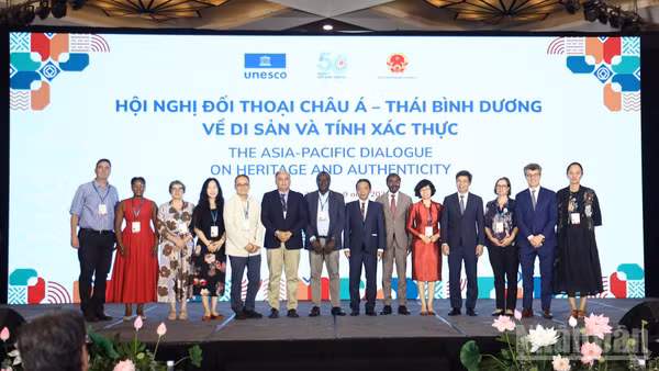 Các đại biểu chụp hình lưu niệm trong phiên bế mạc.