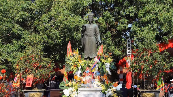 Tượng đài danh nhân Tô Hiến Thành tại đền Văn Hiến trên quê hương ông ở xã Ô Diên, Hà Nội. (Ảnh: THANH VÂN)