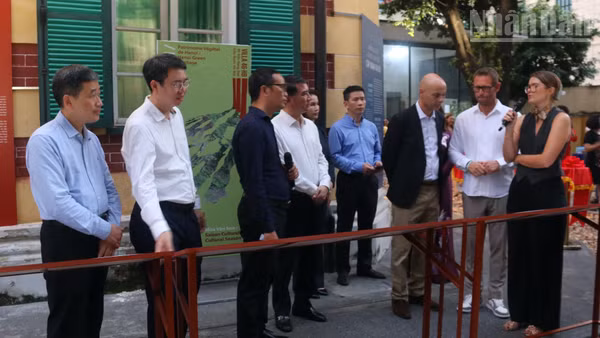 Các đại biểu nghe giới thiệu về cây xanh Hà Nội qua nhiều tư liệu ảnh quý.