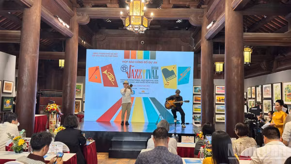 Các nghệ sĩ trình diễn một số tiết mục jazz tiêu biểu trong họp báo công bố sự kiện.