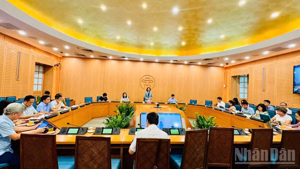 Phó Chủ tịch Ủy ban nhân dân thành phố Hà Nội Vũ Thu Hà chủ trì hội nghị trực tuyến kiểm điểm tiến độ công tác tổ chức khám sức khỏe toàn dân năm 2026 kết nối tới 126 điểm cầu xã, phường. (Ảnh: Mai Dung)