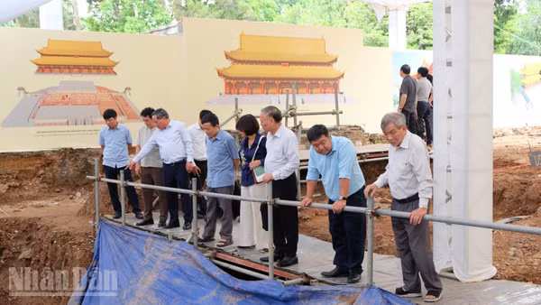 Các nhà khoa học khảo sát công trường khai quật khảo cổ tại nền Điện Kính Thiên.