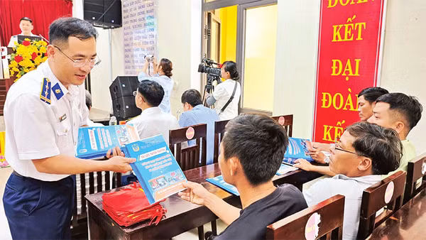 Tuyên truyền chống IUU cho ngư dân phường Thuận An, thành phố Huế (Ảnh NAM TRUNG)