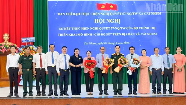 Lãnh đạo Ban Tuyên giáo và Dân vận Tỉnh ủy Vĩnh Long đánh giá cao xây dựng Chi bộ số ở Cái Nhum. 
