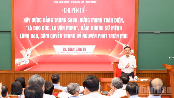 Đồng chí Trần Cẩm Tú, Ủy viên Bộ Chính trị, Thường trực Ban Bí thư truyền đạt Chuyên đề “Xây dựng Đảng trong sạch, vững mạnh toàn diện, 'là đạo đức, là văn minh' đảm đương sứ mệnh lãnh đạo, cầm quyền trong Kỷ nguyên phát triển mới” với các học viên Lớp bồi dưỡng, cập nhật kiến thức đối với Ủy viên Ban Chấp hành Trung ương Đảng khóa XIV (Lớp thứ nhất).