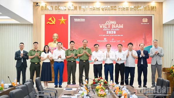 Các đại biểu tại Lễ công bố Hoạt động đi bộ toàn quốc "Cùng Việt Nam tiến bước" năm 2026.