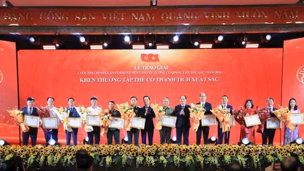Lãnh đạo Thành ủy Hà Nội tặng Bằng khen cho các tập thể có thành tích xuất sắc. (Ảnh: THÁI QUANG)